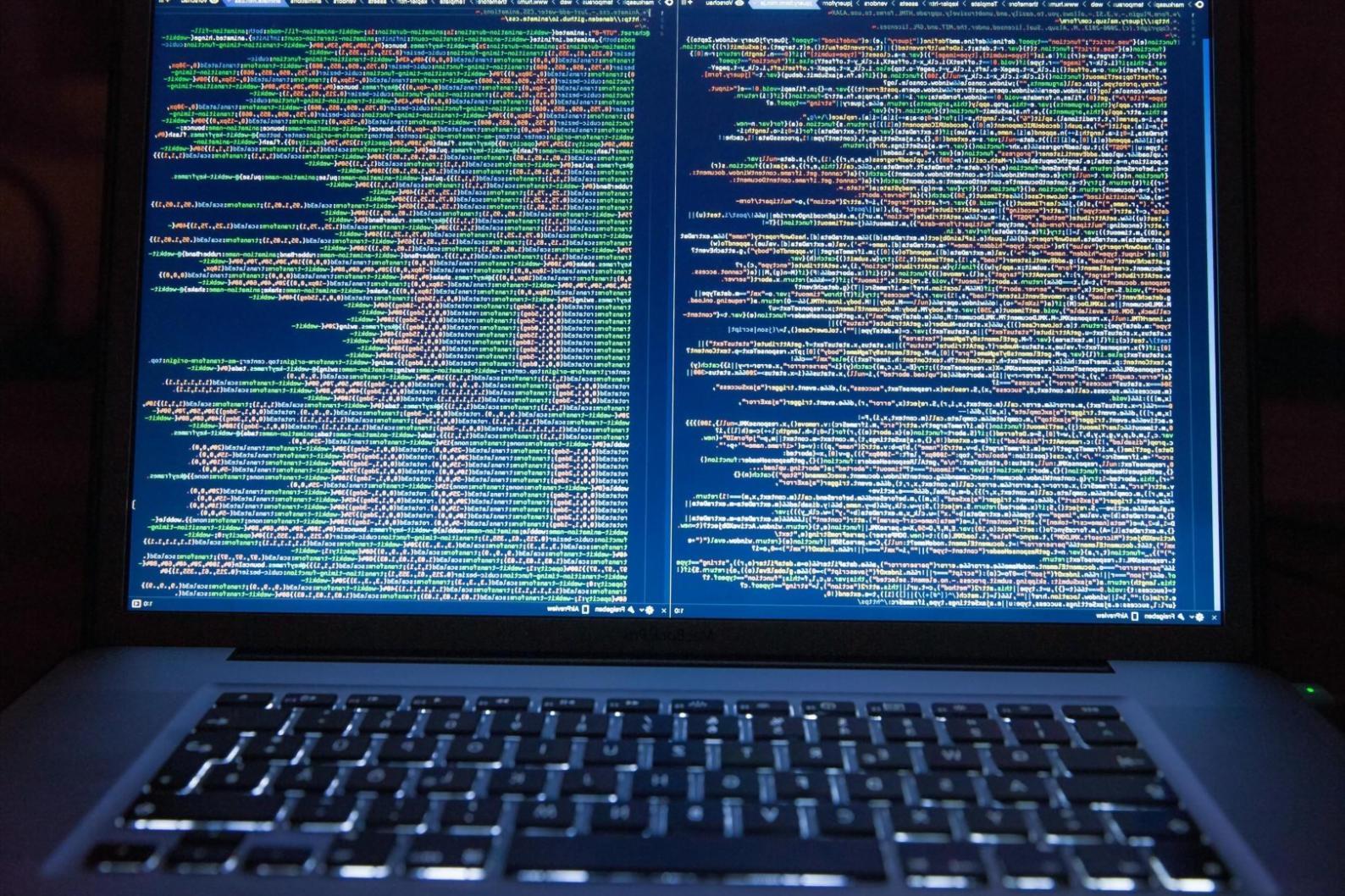 Teilnehmer arbeiten gemeinsam an einem Monitoring-Projekt mit modernen Analyse-Tools
