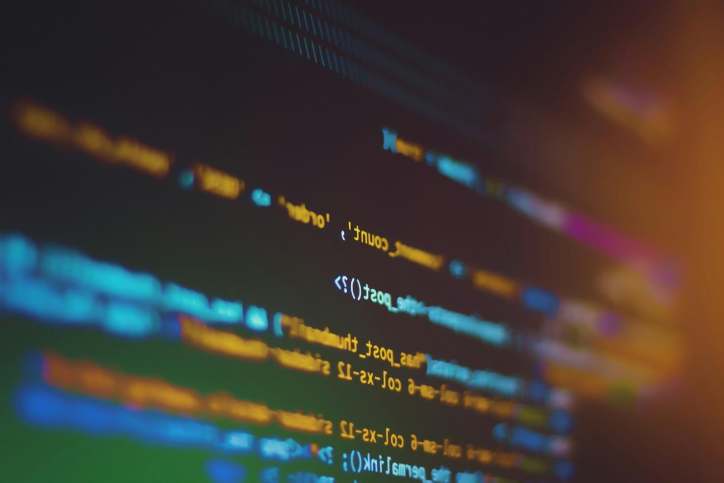 Team bei der Analyse von Modellperformance-Metriken